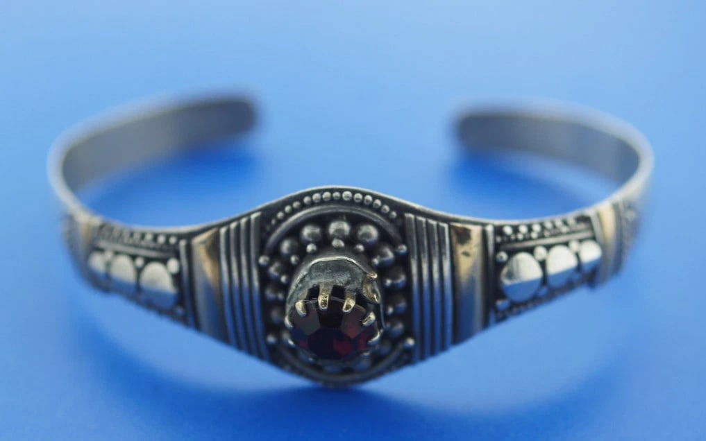 SYNTHETIC RUBY C.1980 VINTAGE SILVER GOLD OVERLAY BANGLE BRACELET STAMPED 925: Title: SYNTHETIC RUBY C.1980 VINTAGE SILVER GOLD OVERLAY BANGLE BRACELET STAMPED 925 Description: N-GT C.1980 VINTAGE SILVER 925 GOLD OVERLAY SYNTHETIC RUBY BANGLE Unique… Stylish & Classic!
