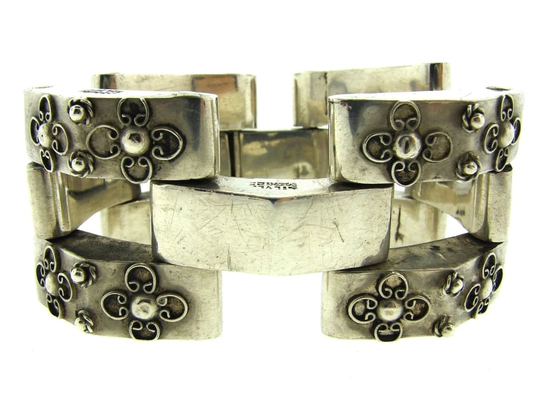 SILVER MEXICO BULKY LINK BRACELET FLOWER DECOR STAMPED: Title: SILVER MEXICO BULKY LINK BRACELET FLOWER DECOR STAMPED Description: N-UOO SILVER STAMPED BRACELET MEXICO Stylish Bracelet! Now you have a chance to purchase it just at a fraction of the retail 