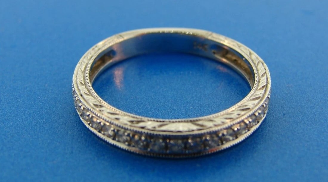 GORGEOUS 14k White Gold Ring with Diamonds: Title: GORGEOUS 14k White Gold Ring with Diamonds Description: JK - AT0 GORGEOUS 14k White Gold Ring with Diamonds Wonderful ring that is a great addition to your collection. Weight is 2.1 grams.