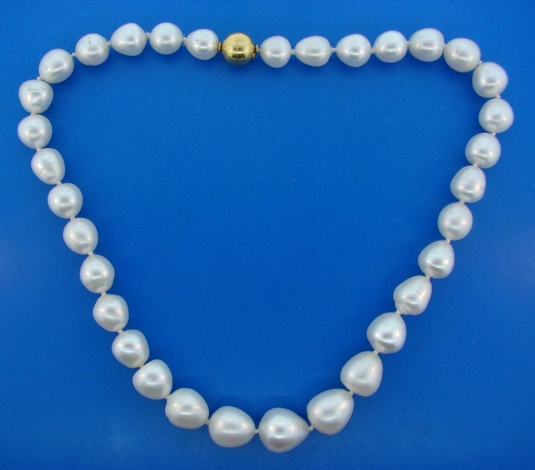 TIMELESS Giovani Italy 18k Yellow Gold & Pearl Strand Necklace: Title: TIMELESS Giovani Italy 18k Yellow Gold & Pearl Strand Necklace Description: DK Giovani 18k Yellow Gold & Pearl Strand Necklace · This is a must for any collector. · The weight is 112.