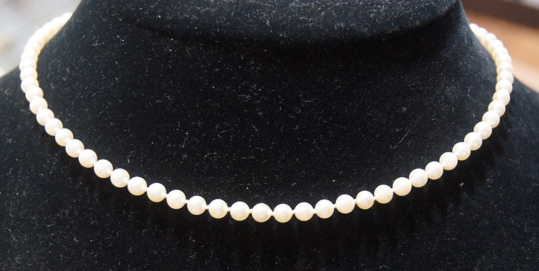 ELEGANT 14k White Gold & Cultured Pearl Necklace!: Title: ELEGANT 14k White Gold & Cultured Pearl Necklace! Description: DK 14k White Gold & Cultured Pearl Necklace! This unique and wonderful necklace is one of a kind! It is made of 14k white gold & c