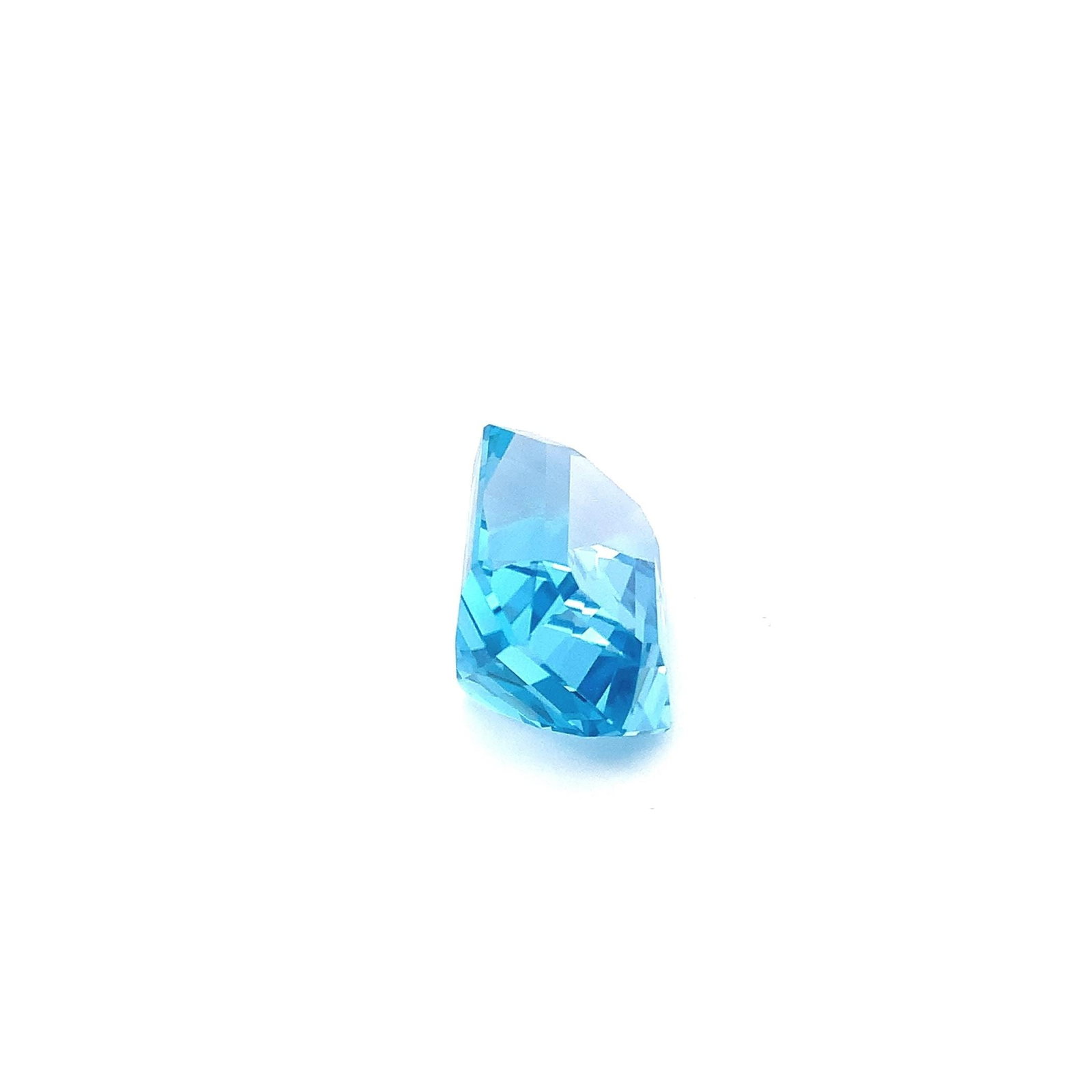 Emerald Cut Swiss Blue Topaz Gemstone For Jewellery - 38.50 Carat: Highlights Supplies for making crafts Materials: Gemstone: Topaz Carat weight: 38.55 Introducing a magnificent Swiss Blue Topaz gemstone. Its fancy Emerald Cut, which sparkles wonderfully, stands for 