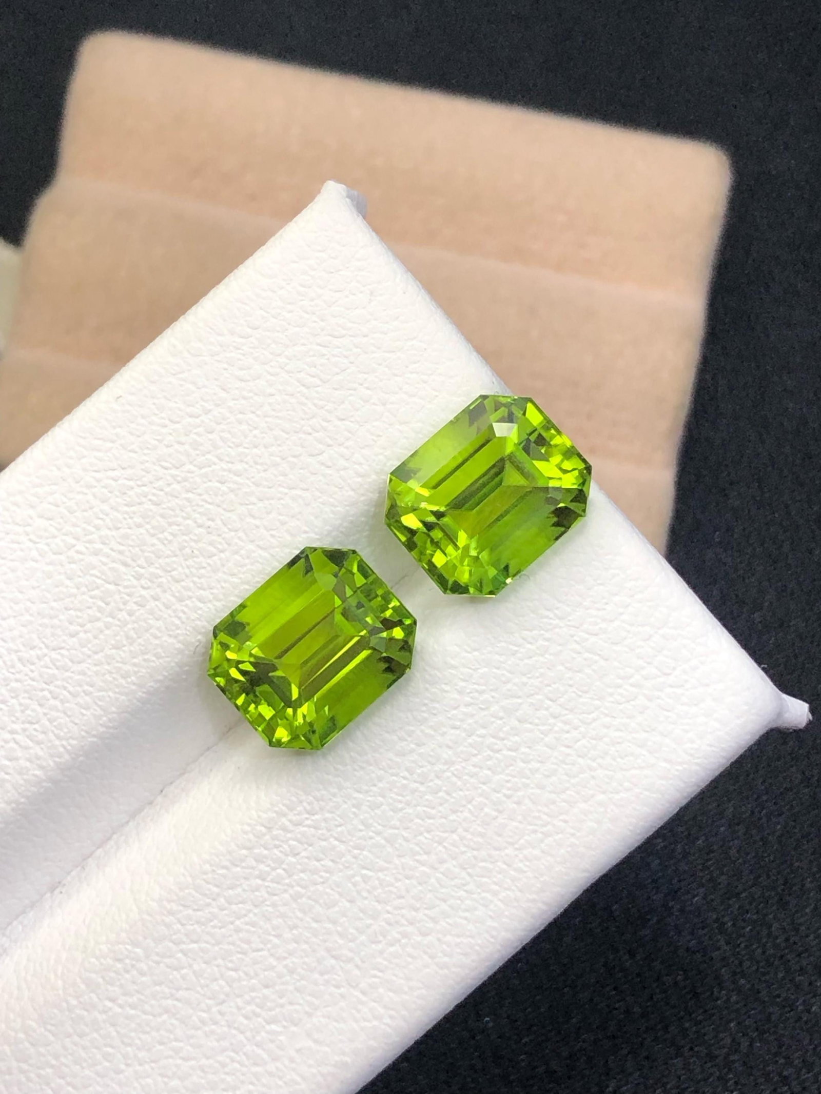 Apple Green Peridot Gemstone Set: Emerald Cut, Sapat Valley , 7.85 CT: Highlights Supplies for making crafts Materials: Gemstone: Peridot Carat weight: 7.85 Peridot Details * Weight : 8.01 carat * Dimension : 9.5x7.81x6.16MM & 9.2x7.81x6.1 MM * Color : Apple Green * Shap