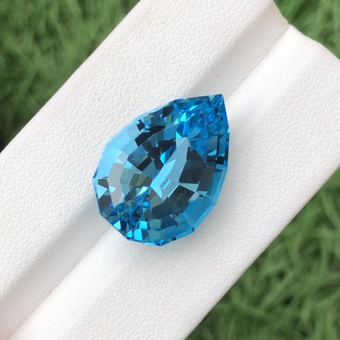 Pendant Size Pear Cut Swiss Blue Topaz Gemstone - 26.950 Carat: Highlights Supplies for making crafts Materials: Gemstone: Topaz Carat weight: 26.950 Gemology: * Weight : 26.950 carat * Dimension : 23*16*13 mm * Colour: Blue * Clarity : Loupe Clean * Shape : Pear