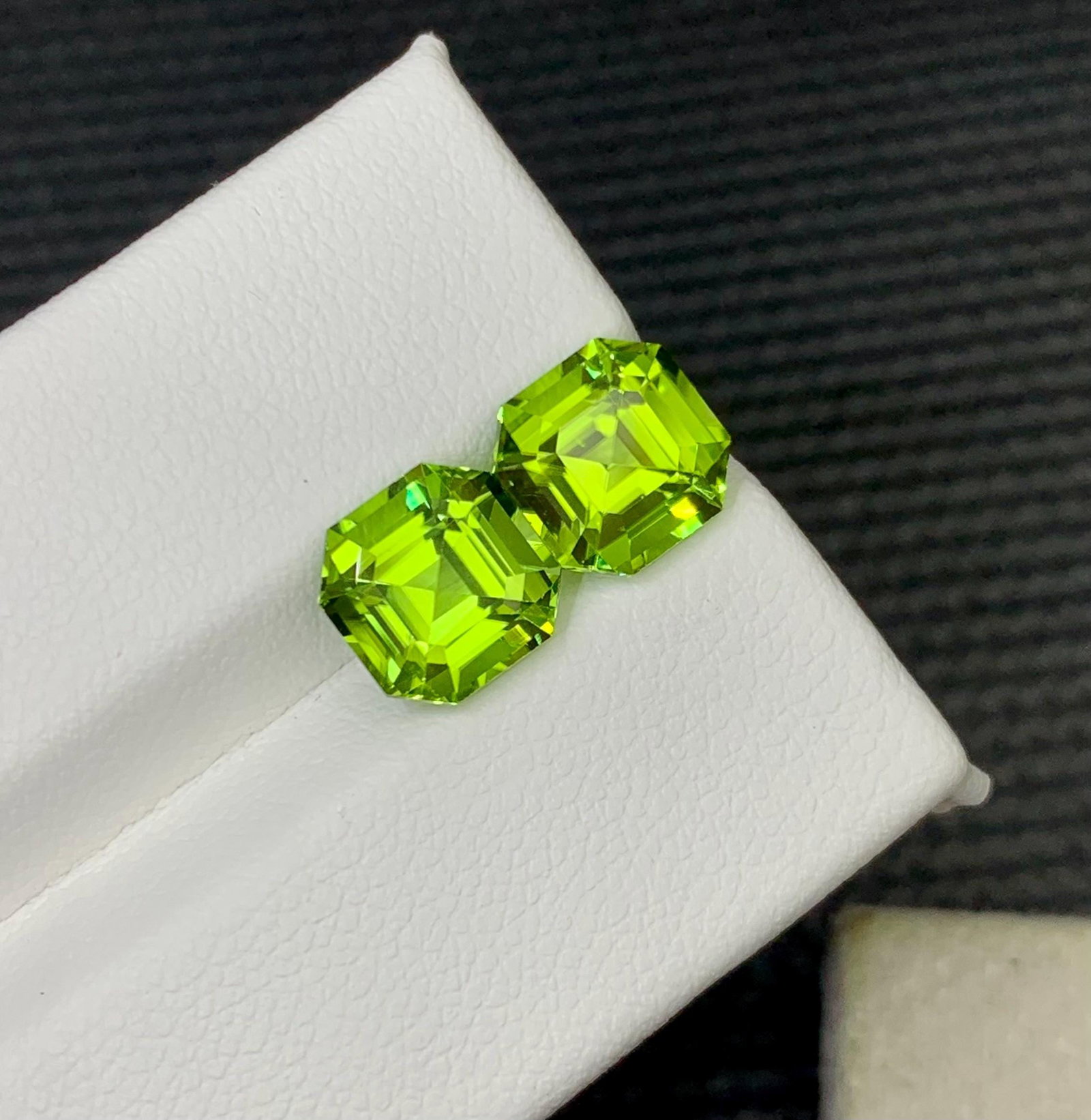 Earrings Size Green Peridot Calibrated Pair Gemstone - 4.990 Carat: Highlights Supplies for making crafts Materials: Gemstone: Peridot Carat weight: 4.990 Specifications: * Weight : 4.990 carat * Dimension : 7.8*5.4 mm * Color : Green * Clarity : Loupe Clean * Shape :