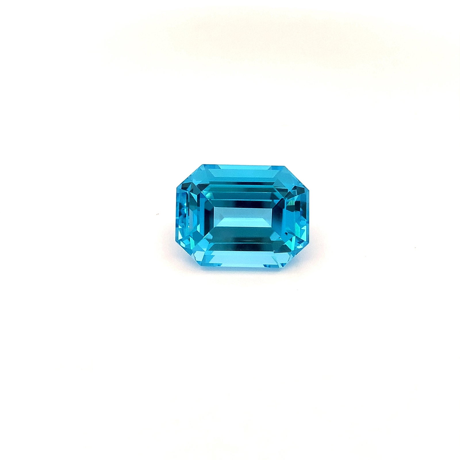 35.36 Carat Emerald Cut Swiss Blue Topaz Gemstone For Jewellery: Highlights Supplies for making crafts Materials: Gemstone: Topaz Carat weight: 35.36 Introducing a magnificent Swiss Blue Topaz gemstone. Its fancy Emerald Cut, which sparkles wonderfully, stands for