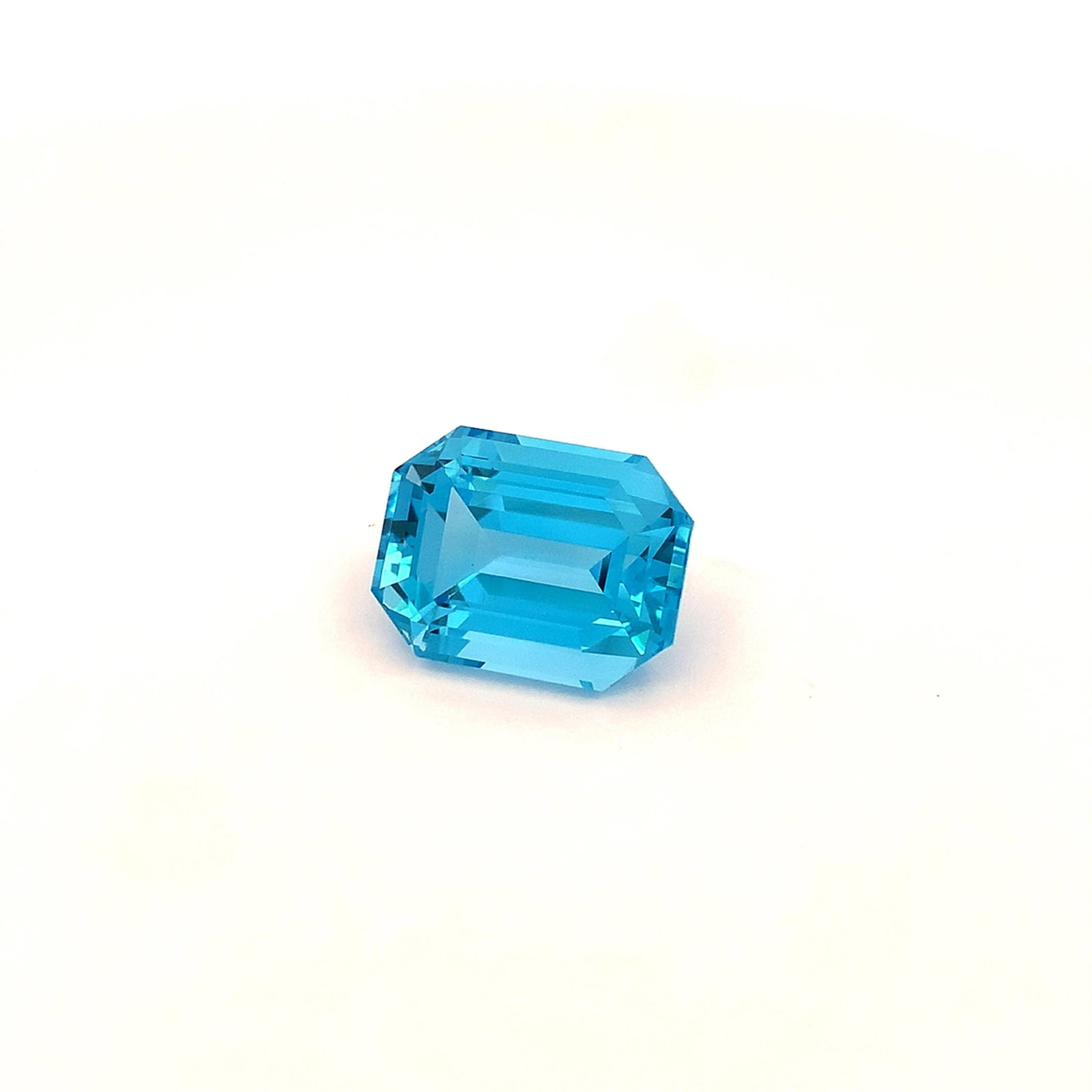 35.36 Carat Emerald Cut Swiss Blue Topaz Gemstone For Jewellery - 3