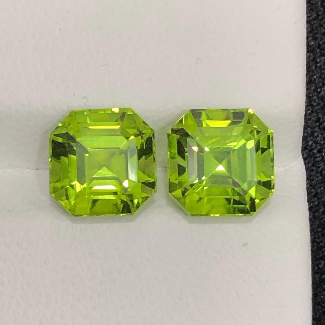 Apple Green Peridot Gemstone Set: Ascher Cut, Sapat Valley , 5.60 CT: Highlights Supplies for making crafts Materials: Gemstone: Peridot Carat weight: 5.60 Peridot Details * Weight : 5.60 carat * Dimension : 7.31x7.31x6.32 MM * Color : Apple Green * Shape : Emerald * Ha