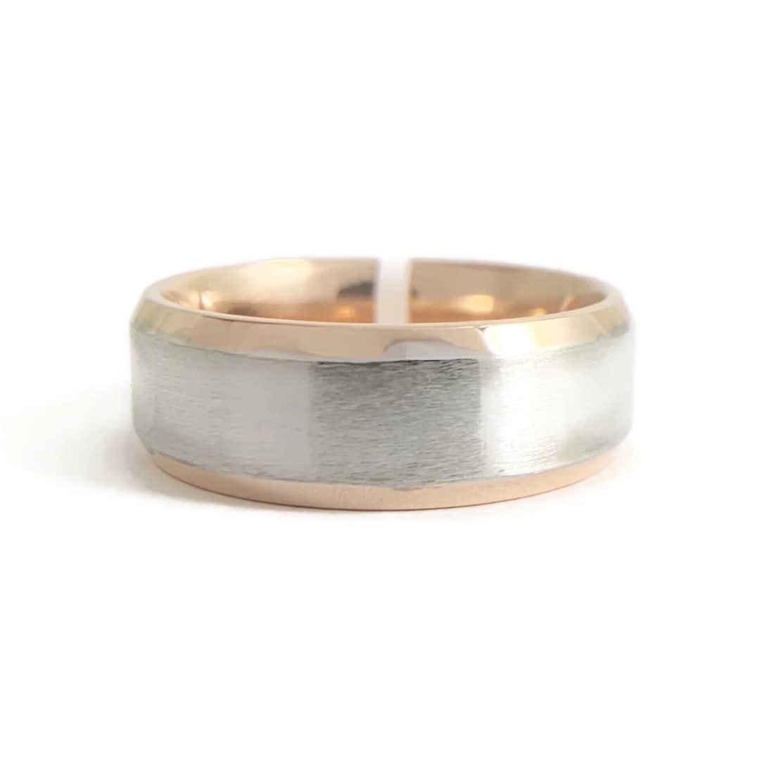 Men's Two-Tone Wedding Band Ring 14K Pink Rose White Gold, Size 8.5, 9.13 Gr: Men's Two-Tone Wedding Band Ring 14K Pink Rose White Gold, Size 8.5, 9.13 Gr This is a classic wedding band. Please let us know if you have any questions. Metal: 14K rose and white gold Weight: 9.13