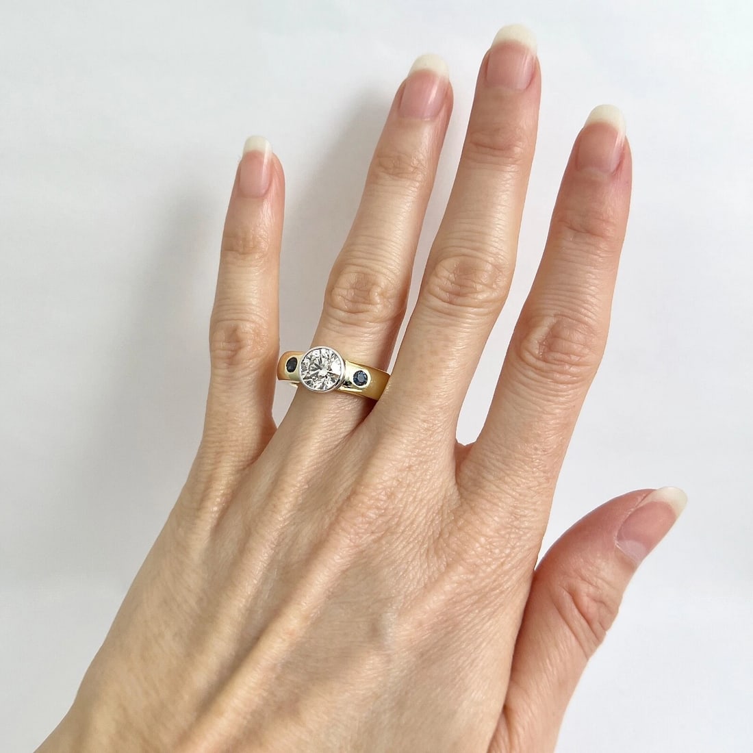 GIA Round Diamond Bezel-Set Sapphire Engagement Ring 18K Yellow Gold, 1.90 CTW - 4