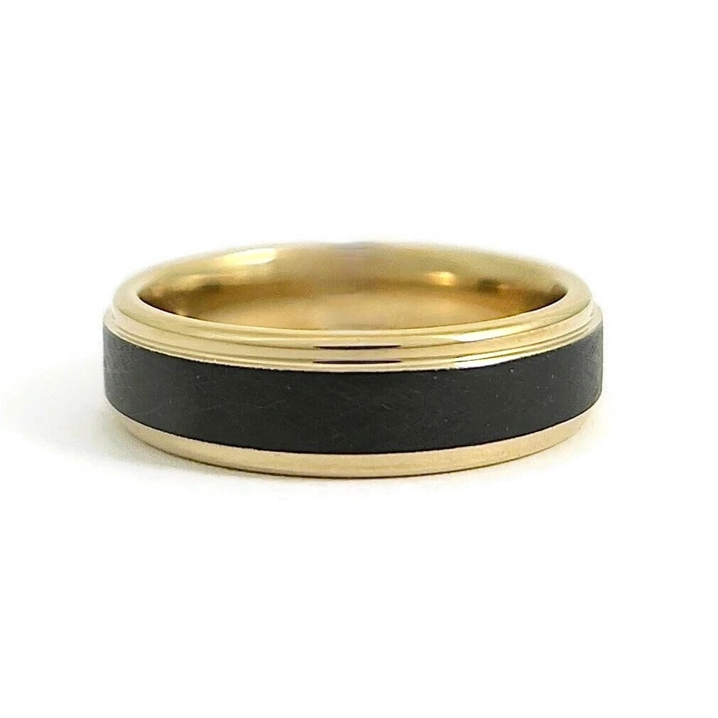 Men's Gold Black Crystalline Wedding Band Ring Tungsten Carbide, Size 10, 6 mm: Men's Gold Black Crystalline Wedding Band Ring Tungsten Carbide, Size 10, 6 mm This is a classic wedding band ring. Please let us know if you have any questions. Metal: tungsten carbide Weight: 10.69