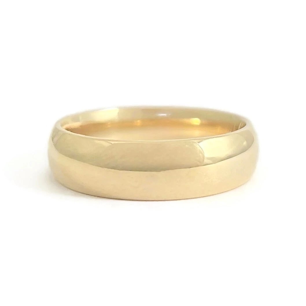 Men's Plain Classic Rounded Wedding Band Ring 14K Yellow Gold, Size 9.5, 5.7 mm: Men's Plain Classic Rounded Wedding Band Ring 14K Yellow Gold, Size 9.5, 5.7 mm This is a classic men's wedding band. Please let us know if you have any questions. Metal: 14K yellow gold Weight: 7.38 
