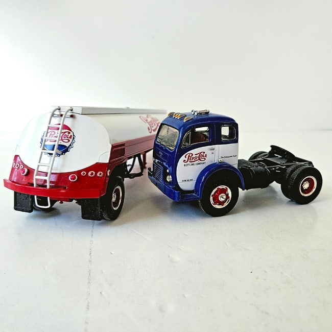First Gear Pepsi-Cola 1953 White 3000 Tractor with Tanker Trailer - 8