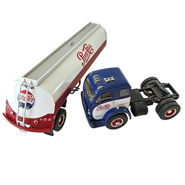 First Gear Pepsi-Cola 1953 White 3000 Tractor with Tanker Trailer - 9