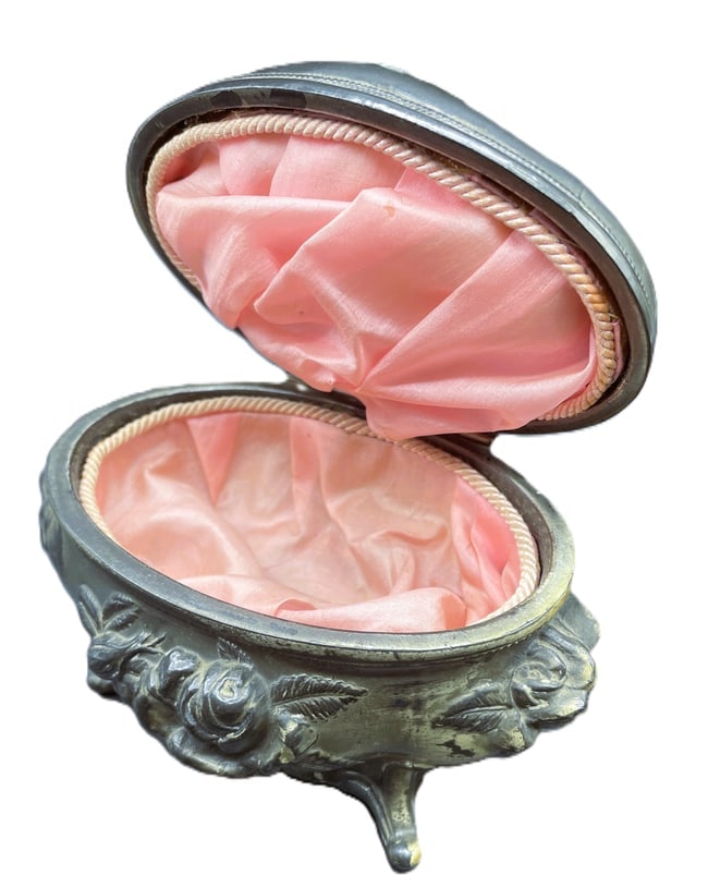 B&W #179 Original Art Nouveau Jewelry Casket / Trinket Box 1904 w Lining: Date/Period: approx early 1900's Dimension: Approx. 4.5 tall x 6 x 4.25 Material: metal Additional Information: B&W Brainard & Wilson #179 Original Art Nouveau Jewelry Casket / Trinket Box 1904 w