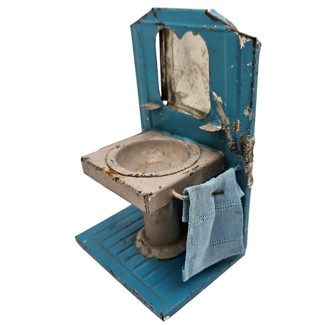 Vintage Miniatures Kitchen and Bath Items - 12
