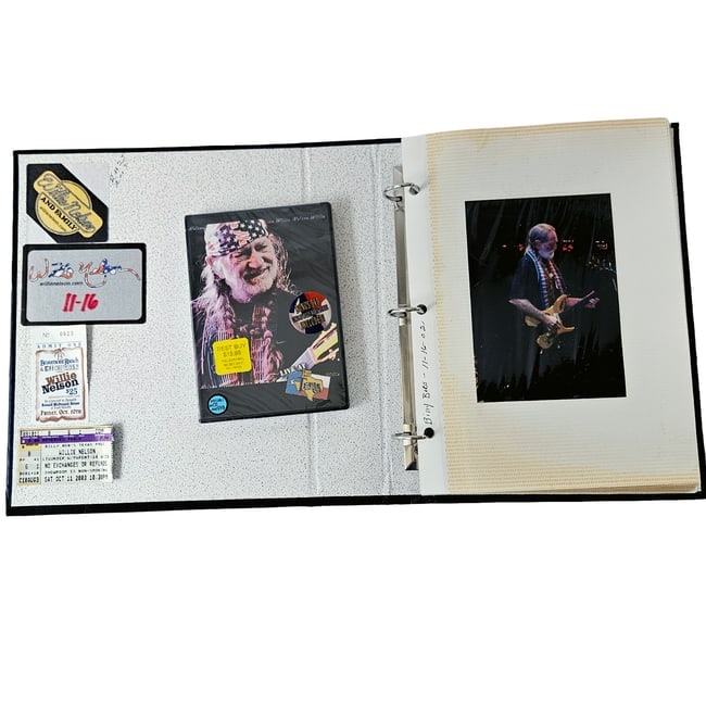 Willie Nelson Concert Photos Live at Billy Bob's Texas 10-11-2003 - 3