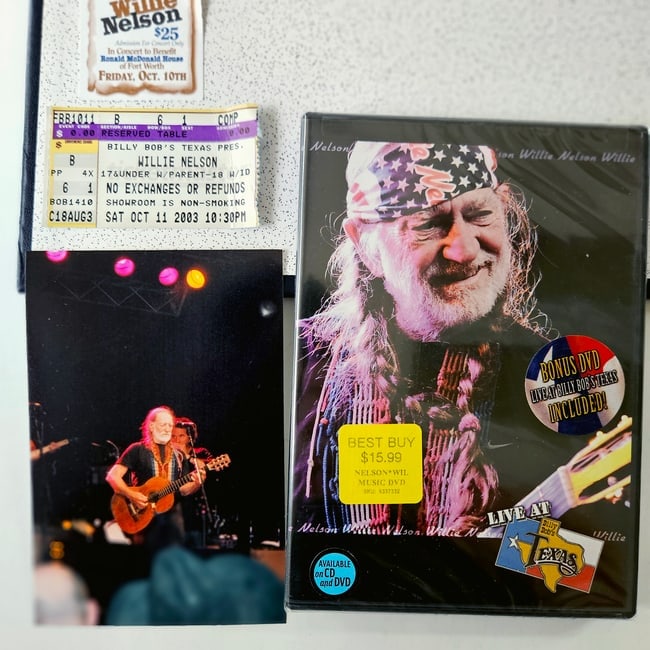 Willie Nelson Concert Photos Live at Billy Bob's Texas 10-11-2003 - 4