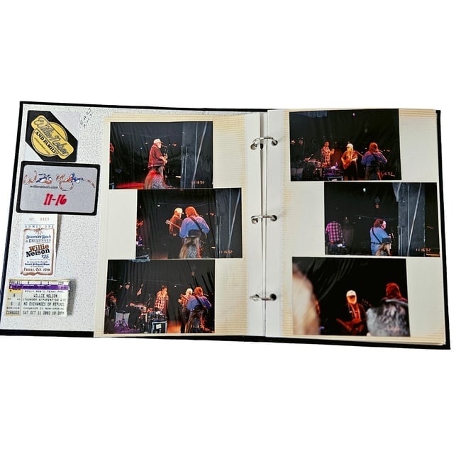 Willie Nelson Concert Photos Live at Billy Bob's Texas 10-11-2003 - 6