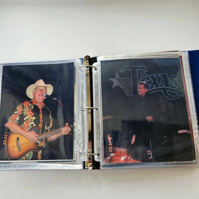 Vintage Amateur 8X10 Concert Photos from Billy Bob's Texas 2000-2002: Title: Vintage Amateur 8X10 Concert Photos from Billy Bob's Texas 2000-2002 Description: Vintage Amateur 8X10 Concert Photos from Billy Bob's Texas 2000-2002 Binder full of 8X10 concert photos of coun