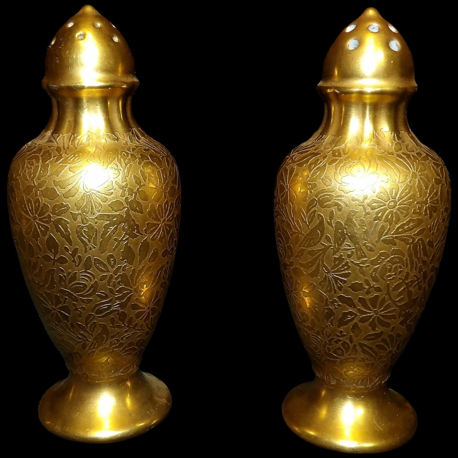 Pickard Daisy and Rose Gold Salt and Pepper Shakers: This pair of Pickard Daisy and Rose Gold Salt and Pepper Shakers is in excellent condition. No noted problems- both have stoppers- no loss of gold. Measure 4 1/2" tall. Shipping: Domestic: Flat-rate