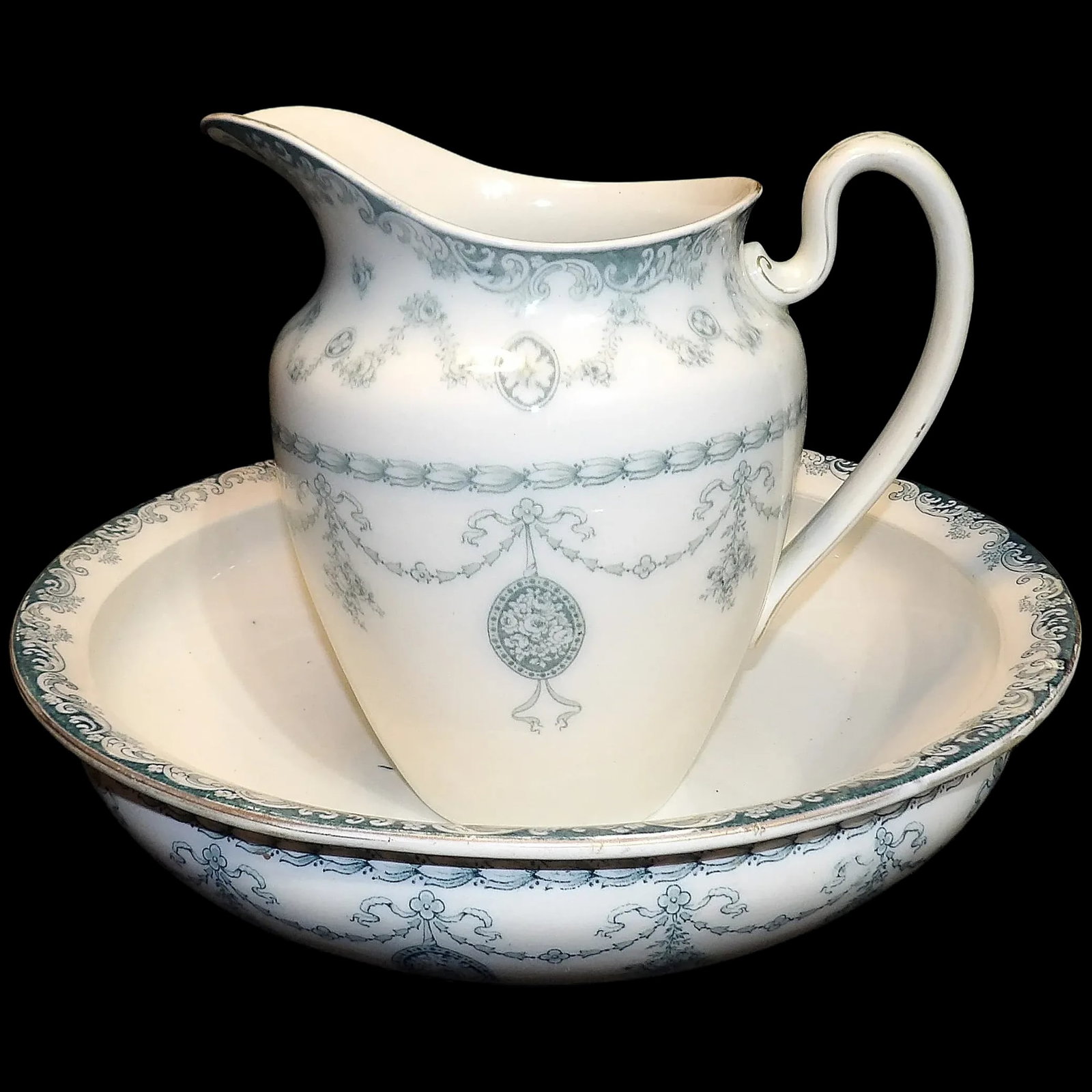 Antique John Maddock & Sons Royal Vitreous England Superior Wash Basin and Pitcher: This Antique John Maddock & Sons Royal Vitreous England Superior Wash Basin and Pitcher is in Excellent condition. No chips, cracks, crazing or flea bites. It does have some missing gold trim and