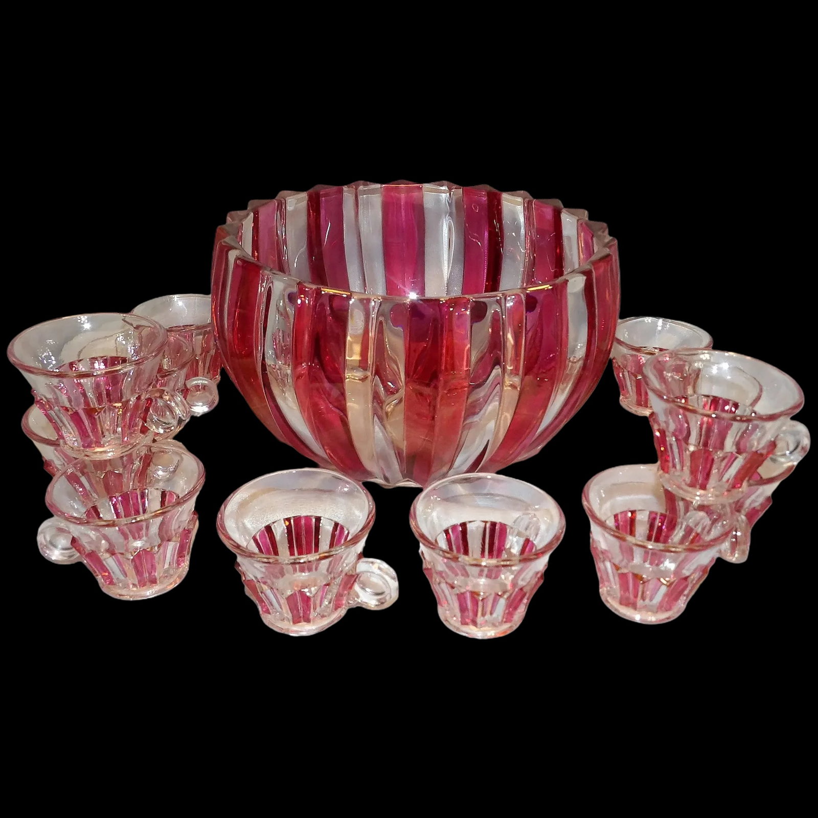 Rare 1940s Punch Bowl 1005 Ruby Flash by INDIANA GLASS: Rare 1940s Punch Bowl 1005 Ruby Flash by INDIANA GLASS measures the following: Width: 9 5/8 in Height: 6 in. The Punch cups Height: 2 3/8 in Width: 2 7/8 in, all are crafted In United States by