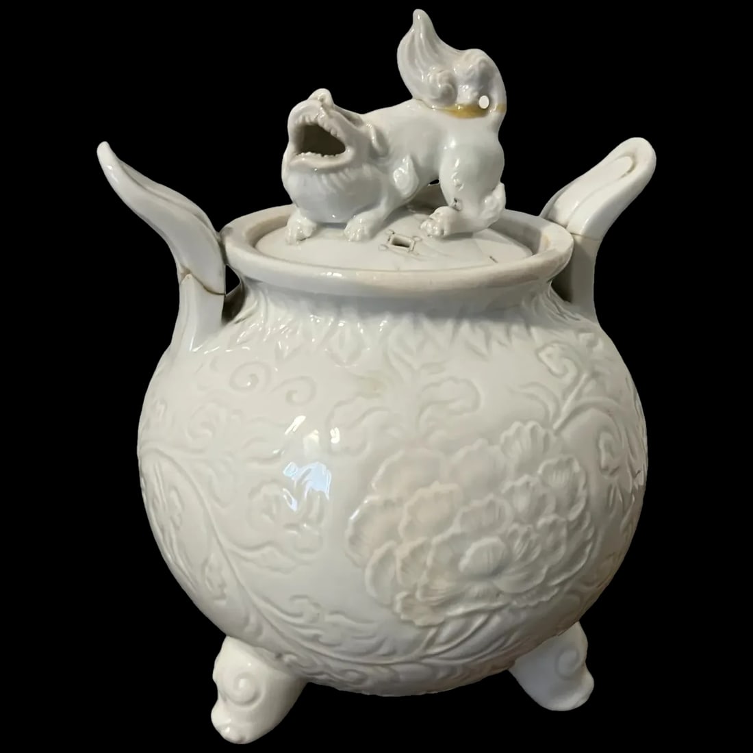 Antique 18th c Blanc De Chine Foo Dog censer: Antique 18th c Blanc De Chine Foo Dog censer the handles and dogs tail have been reglued see closeups the bottom and under lid are both signed,RARE Very old treasure. Shipping: Domestic: Flat-rate of 