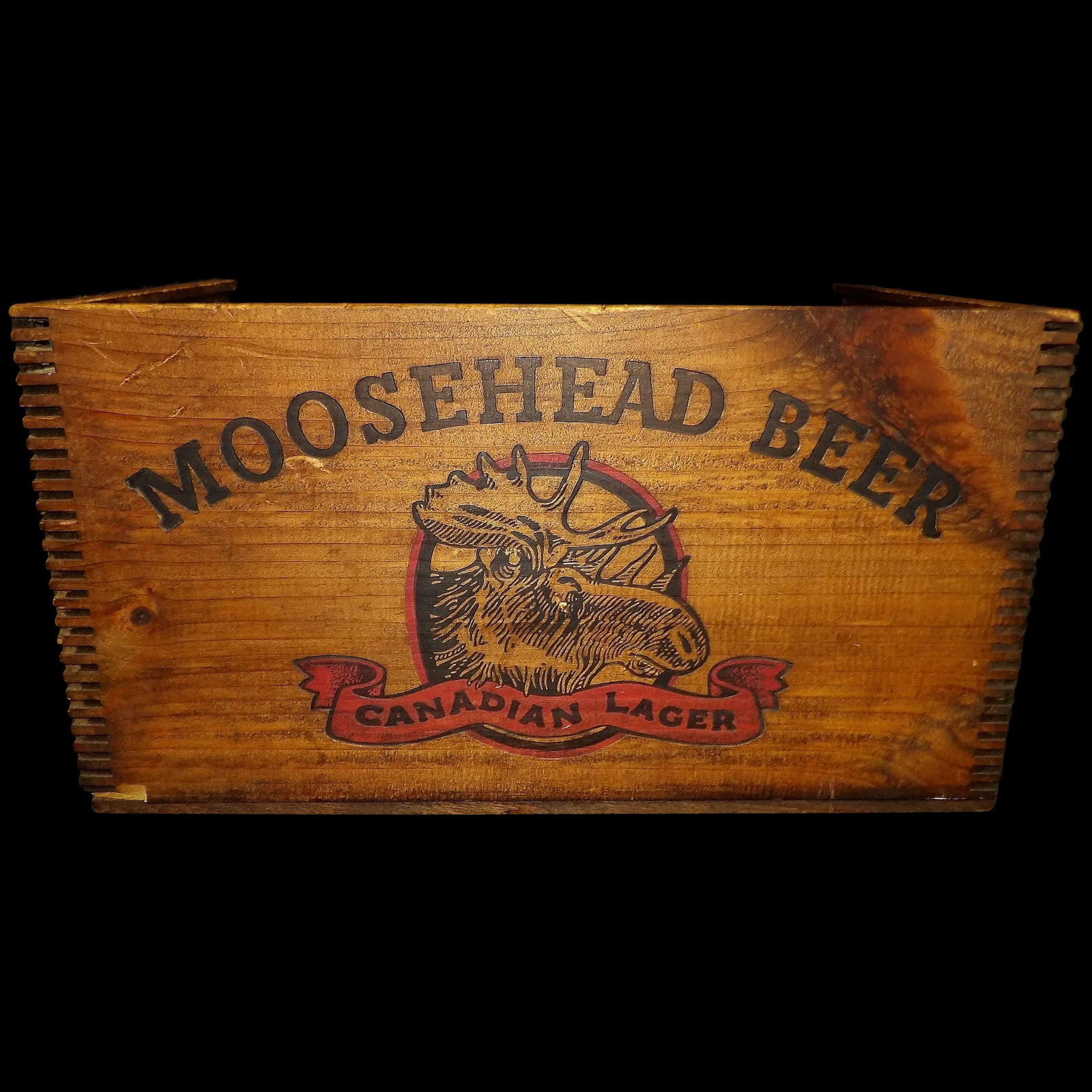 Vintage Moosehead Canadian Lager Beer Crate Dovetail Wood Box: This Vintage Moosehead Canadian Lager Beer Crate Dovetail Wood Box measures 17 3/4" x 12" x 9 3/4". It is in excellent condition and graphics are in great condition. It does have one chip of wood miss