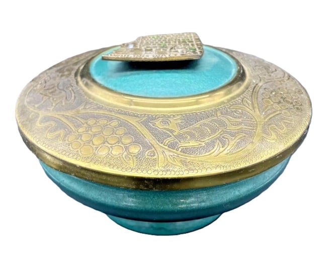 Vintage Judaica WAILING WALL Serving Bowl w Lid Jerusalem Israel: Date/Period: unknown Dimension: approx 65-5" diameter Material: brass enamel Additional Information: Vintage Jewish Hebrew WAILING WALL Serving Bowl w Lid Jerusalem Israel Judaica Shipping: Domestic: 