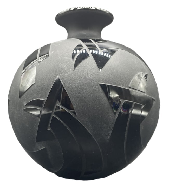 STEVEN CORREIA BLACK VASE SIGNED NUMBERED: Date/Period: 1984 Dimension: approx 7" x 5.5" Material: glass Additional Information: STEVEN CORREIA 1984 ART DECO BLACK GLASS VASE VESSEL L.E. SIGNED NUMBERED 127/200 Shipping: Domestic: Flat-rate