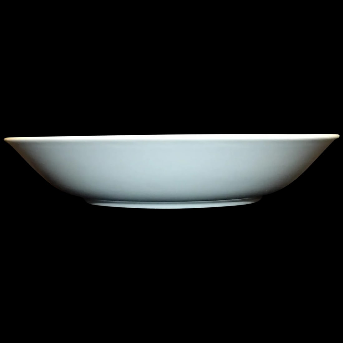 Coupe Soup Bowl Amapola Pattern by Villeroy & Boch: This Coupe Soup Bowl Amapola Pattern by Villeroy & Boch is in near MINT condition. No utensil marks, crazing, flea bites etc. It measures 8 1/4" in diameter and stands 1 1/2" tall. Villeroy and Boch i