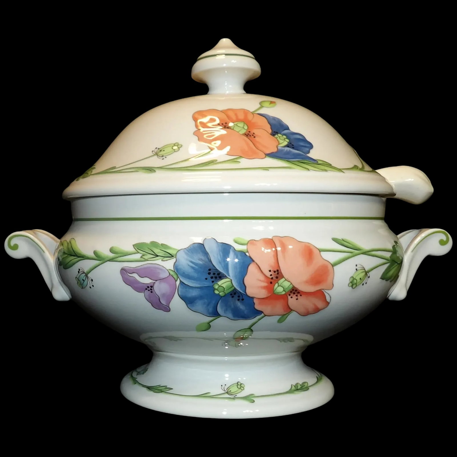 7 7/8"Tureen & Lid Amapola Pattern by Villeroy & Boch: This 7 7/8" Tureen & Lid Amapola Pattern by Villeroy & Boch is in near MINT condition. No visible problems of any kind. It comes with a ladle. It measures Width: 7 7/8 in & Height: 8 1/2 in it holds 1