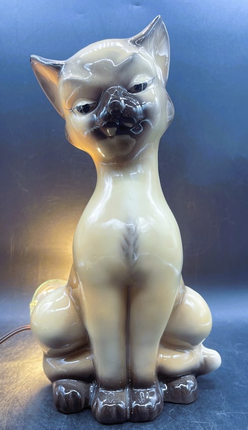 Vintage 1950s Maddux of California Siamese Cat TV Table Lamp: Date/Period: approx 1950's Dimension: approx 12 x 6 x 4.75 Material: ceramic Additional Information: Vintage 1950s Maddux of California Siamese Cat TV Table Lamp Shipping: Domestic: Flat-rate of