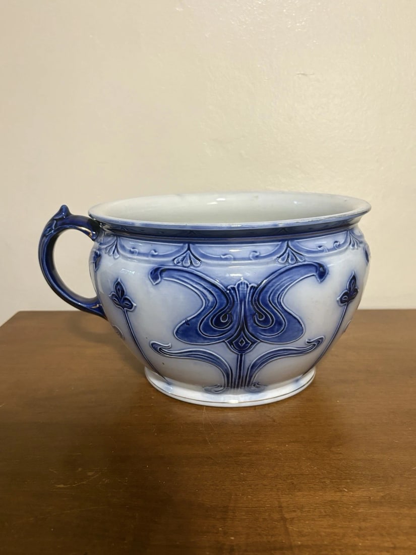 Flow Blue Chamber Pot: It measures 11" x 6" and dates around the 1870's. It has no chips, cracks or repairs Shipping: Domestic: Flat-rate of $15.00 to anywhere within the contiguous U.S. International: Foreign shipping rate