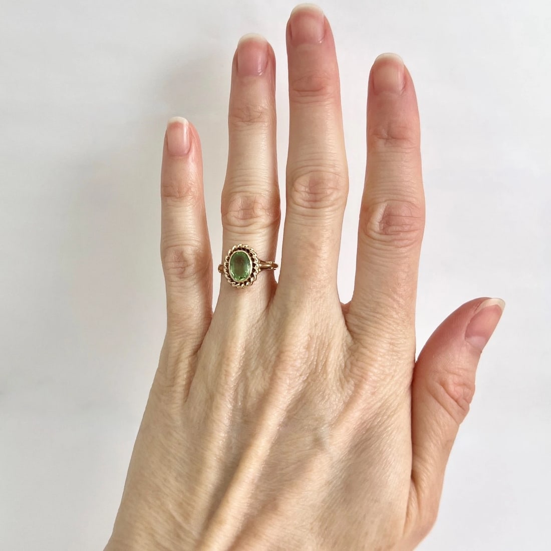 Vintage 1930's Oval Green Peridot Gemstone Ring 10K Yellow Gold, 1.68 Grams - 2