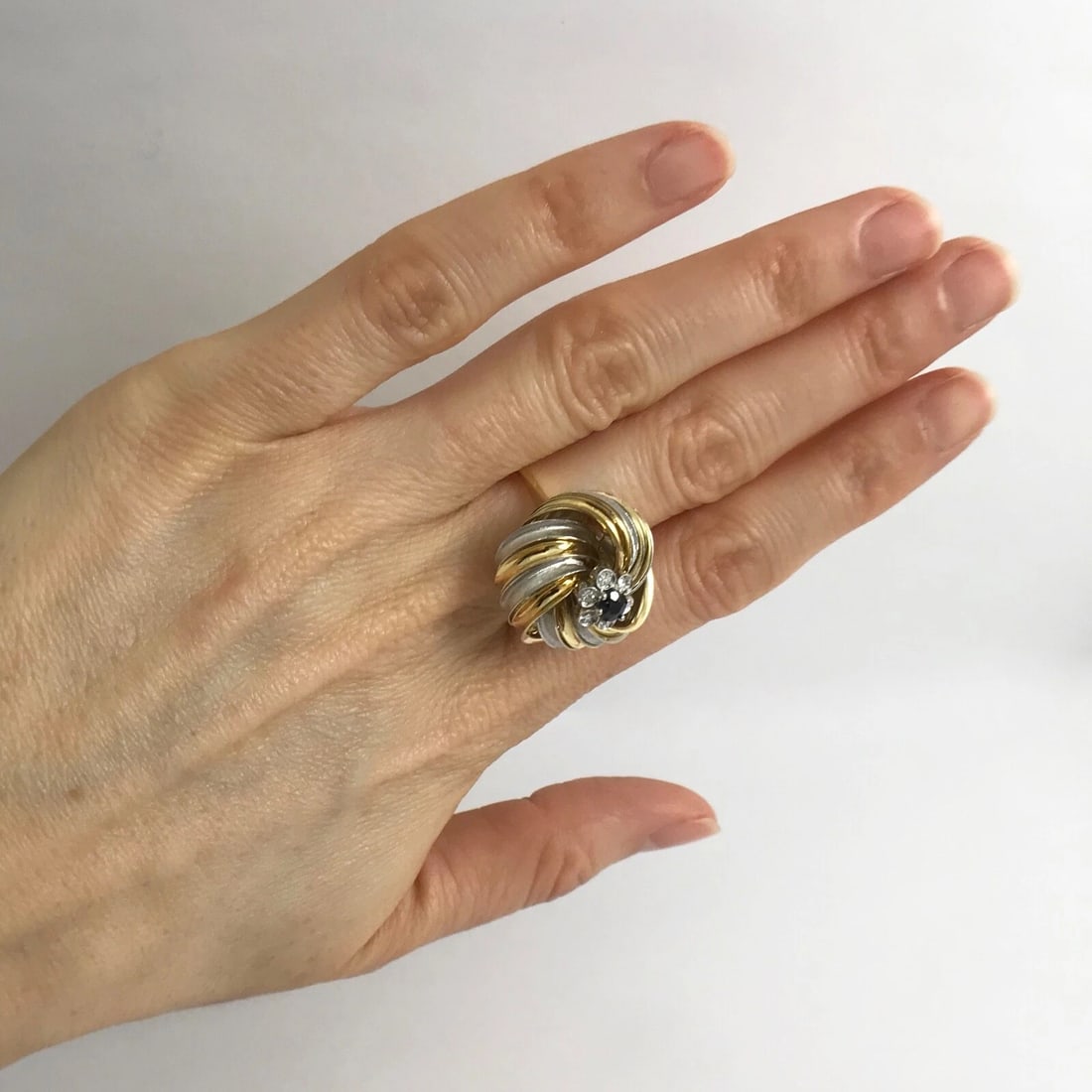 Vintage Sapphire Diamond Swirl Two-Tone Cocktail Ring 18K Yellow Gold, 8.97 Gram - 4