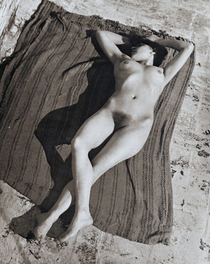 EDWARD WESTON - Reclining Woman, 1924: Artist: EDWARD WESTON Print Title: Reclining Woman, 1924 Medium: Photolithograph Printed in the US, 1970s Image Size approx: 8.5 x 6.5” Edward Weston 1886-1958) was a 20th-century American