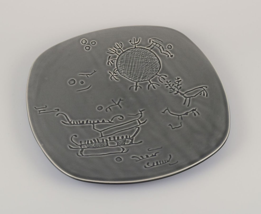 Syco, Swedish ceramic workshop. Large decorative plate with motifs of rock carvings from Tanum in - 2