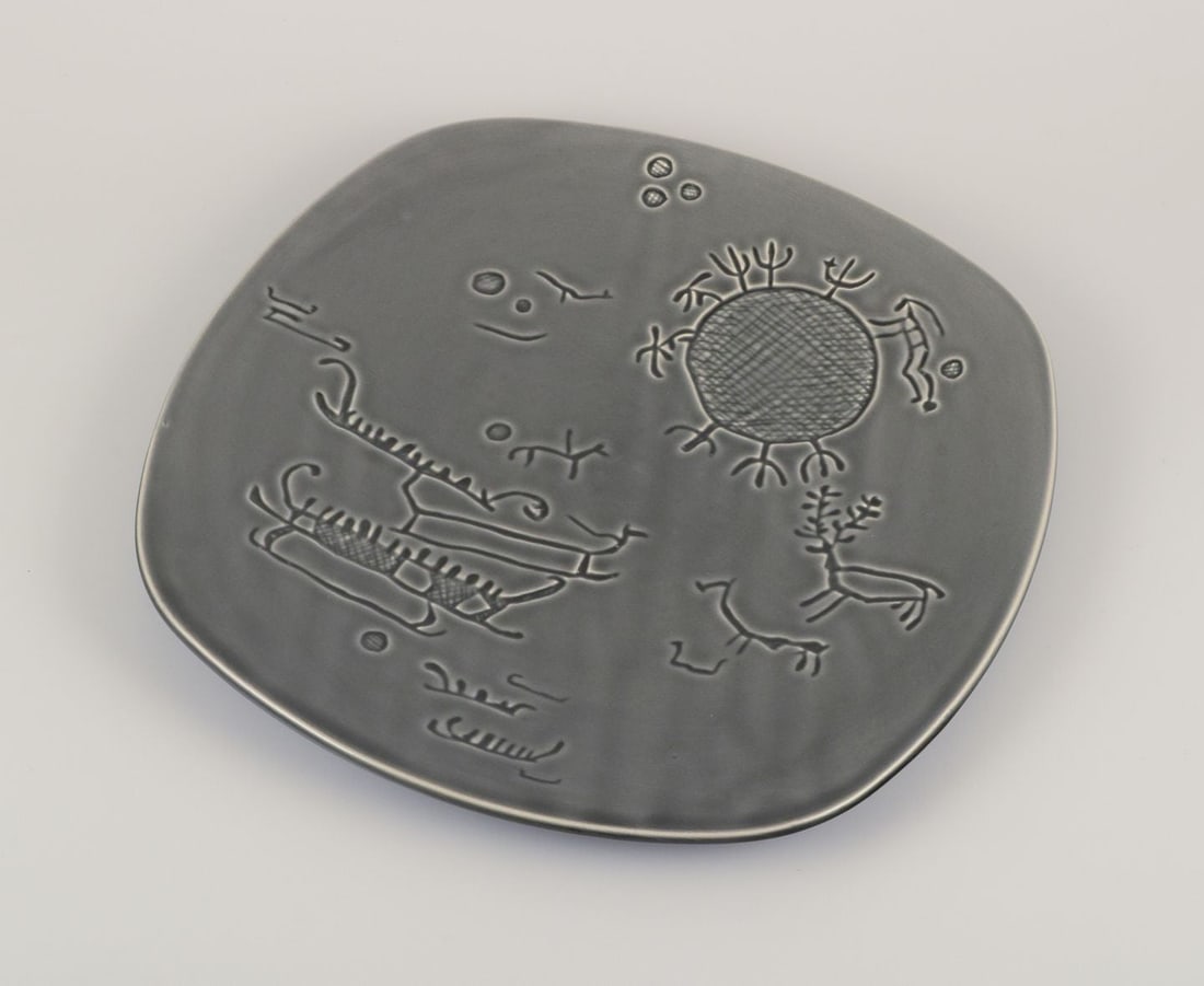 Syco, Swedish ceramic workshop. Large decorative plate with motifs of rock carvings from Tanum in - 3