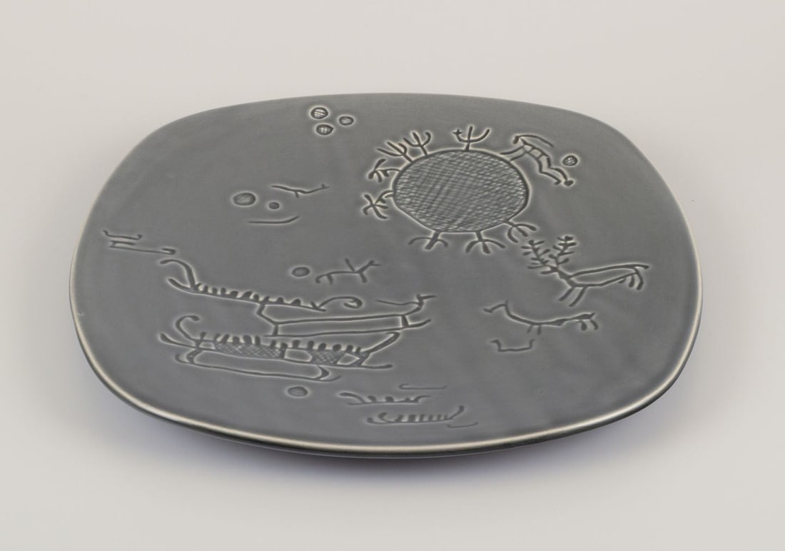 Syco, Swedish ceramic workshop. Large decorative plate with motifs of rock carvings from Tanum in - 4