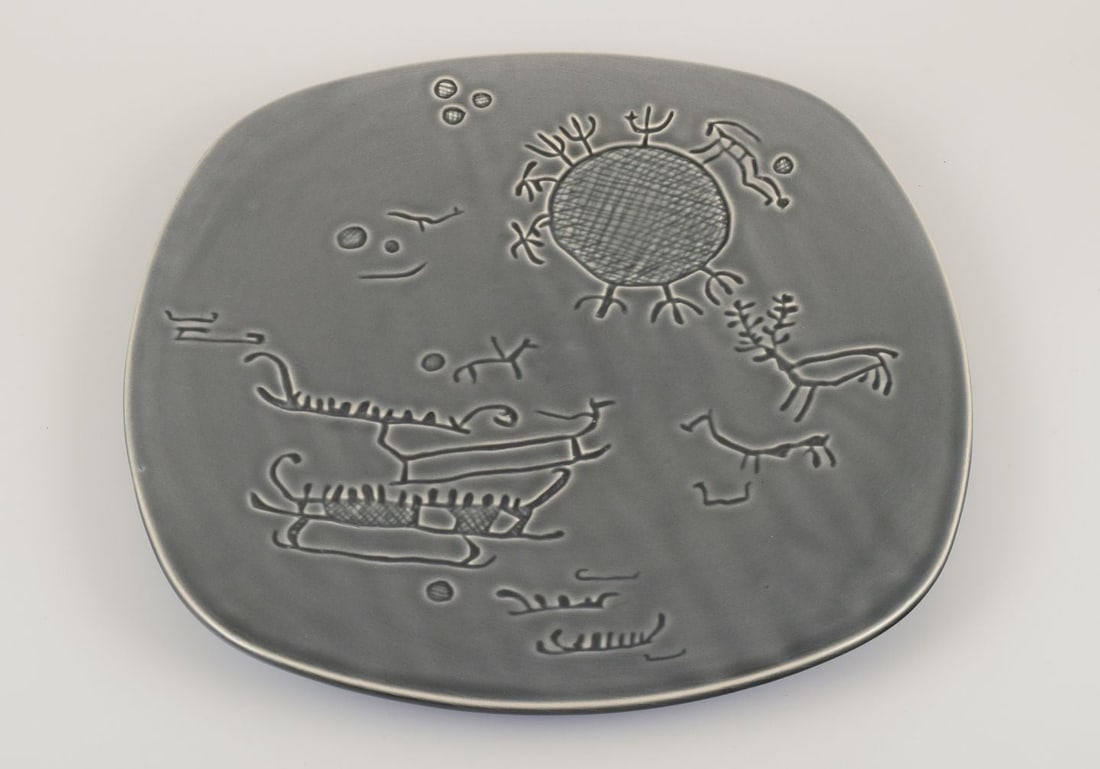 Syco, Swedish ceramic workshop. Large decorative plate with motifs of rock carvings from Tanum in - 5