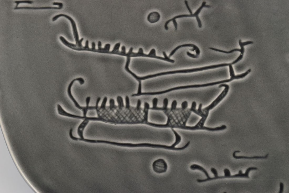 Syco, Swedish ceramic workshop. Large decorative plate with motifs of rock carvings from Tanum in - 6