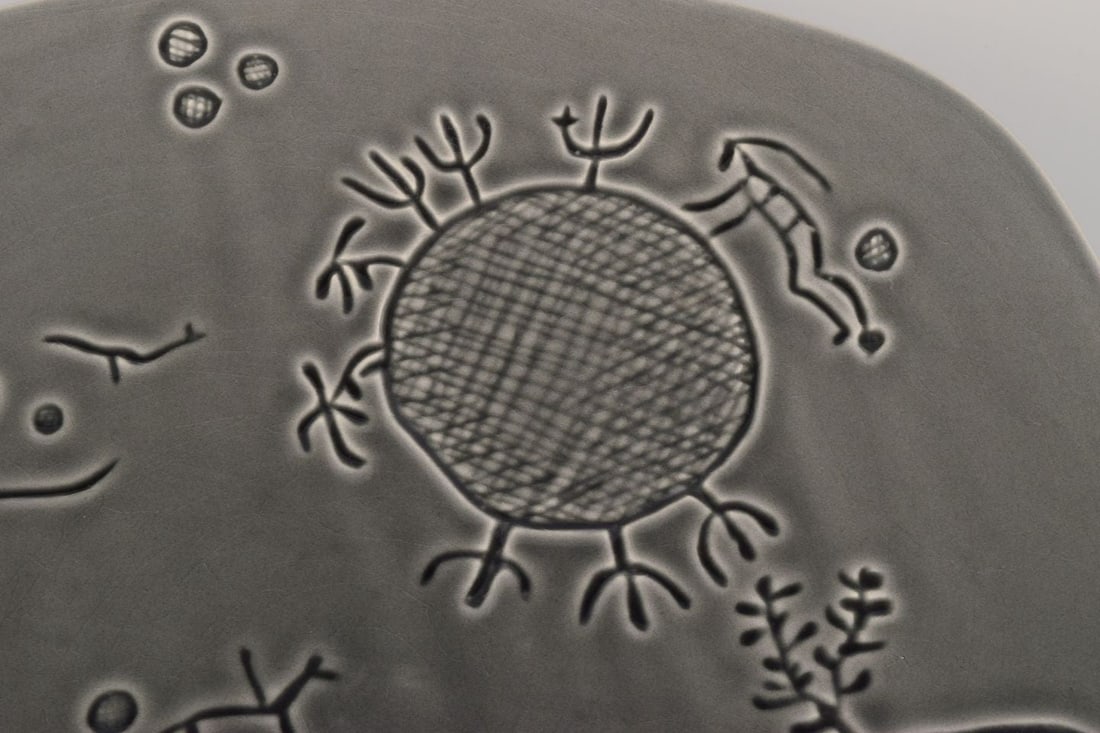 Syco, Swedish ceramic workshop. Large decorative plate with motifs of rock carvings from Tanum in - 7