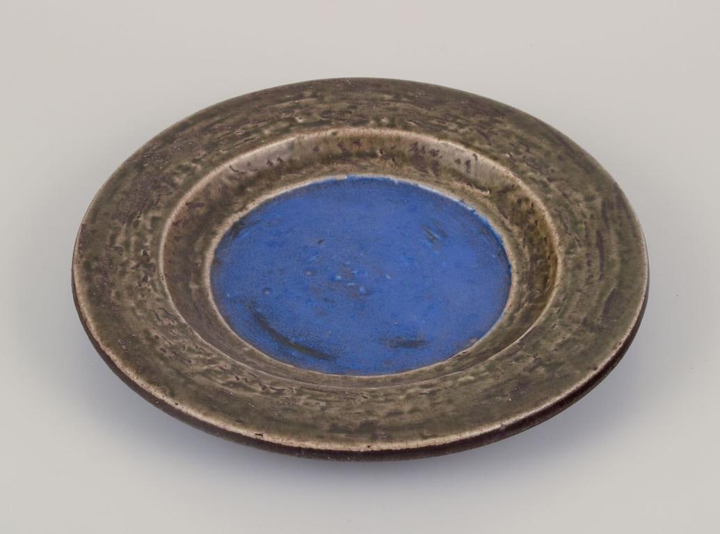 Mari Simmulson for Upsala Ekeby. Ceramic dish glazed in green and blue tones. Ca. 1960. - 3
