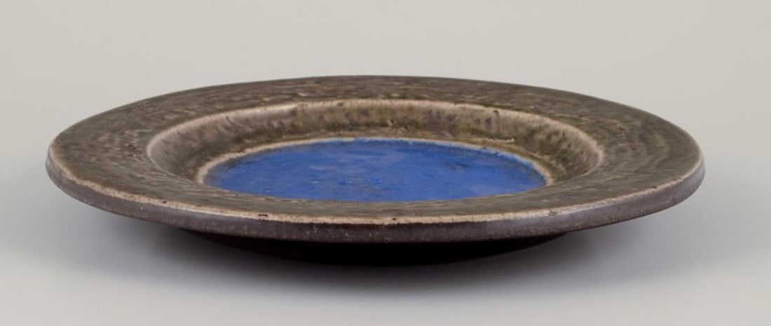 Mari Simmulson for Upsala Ekeby. Ceramic dish glazed in green and blue tones. Ca. 1960. - 4