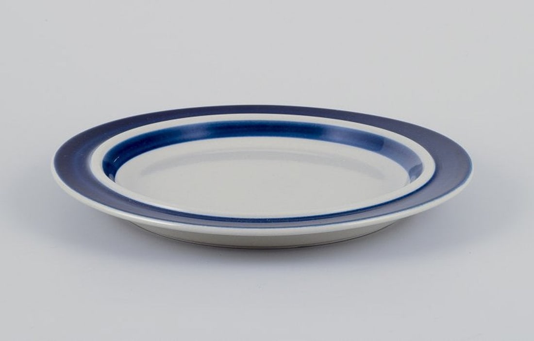 Ulla Procopé for Arabia, Finland. A set of six 'Anemone' stoneware dinner plates. Approximately - 3