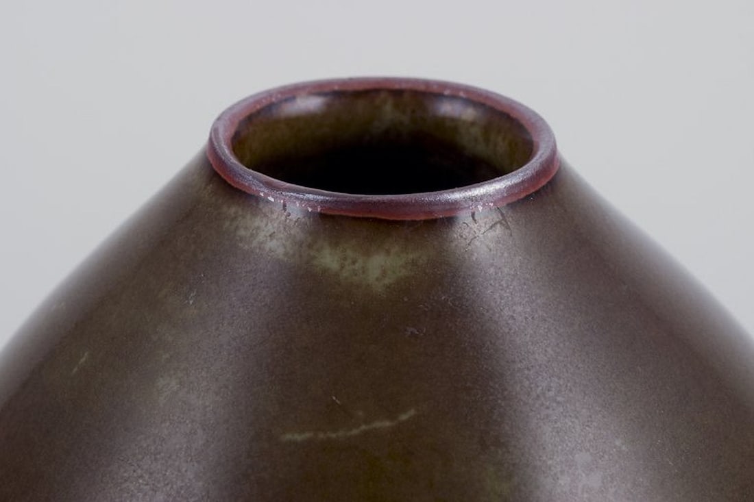 Royal Copenhagen. Chubby shape ceramic vase. Aubergine glaze. 1930s/40s. - 4