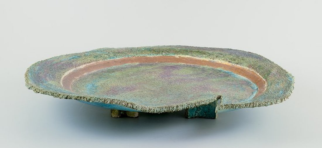 Édouard Massier, French ceramicist. Colossal unique dish of glazed ceramic, on three feet. - 2