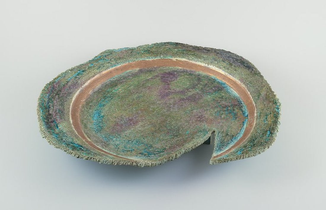 Édouard Massier, French ceramicist. Colossal unique dish of glazed ceramic, on three feet. - 3